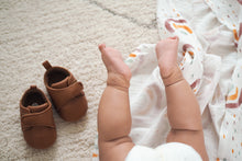 Load image into Gallery viewer, Baby’s first grip shoes - Chocolate

