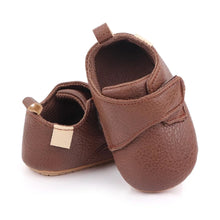 Load image into Gallery viewer, Baby’s first grip shoes - Chocolate
